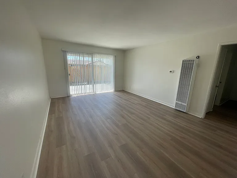 228 S Oak St — Photo 2