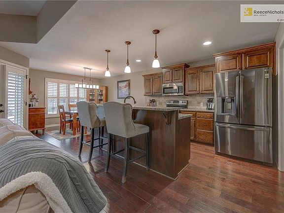 3rd image of 909 SE Amber Ct
