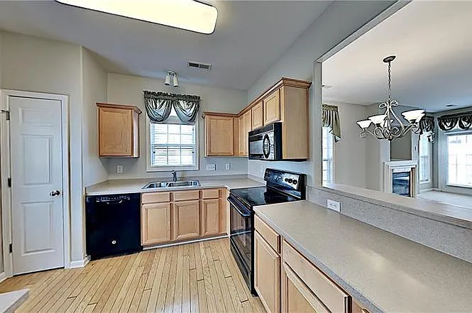 5990 Fox Point Cir — Photo 5