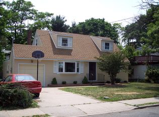 88 W Smith St, Amityville, NY 11701