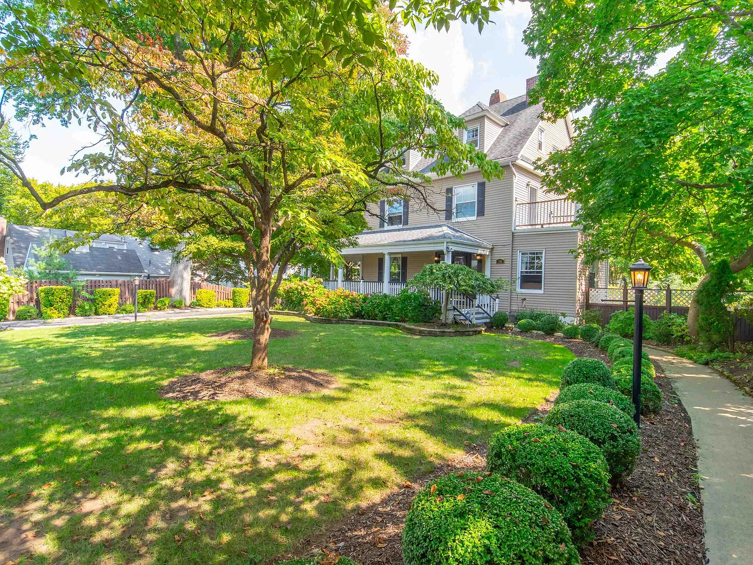 6 bed, 2.5 bath, 3800 sqft, $7,500 — Photo 1