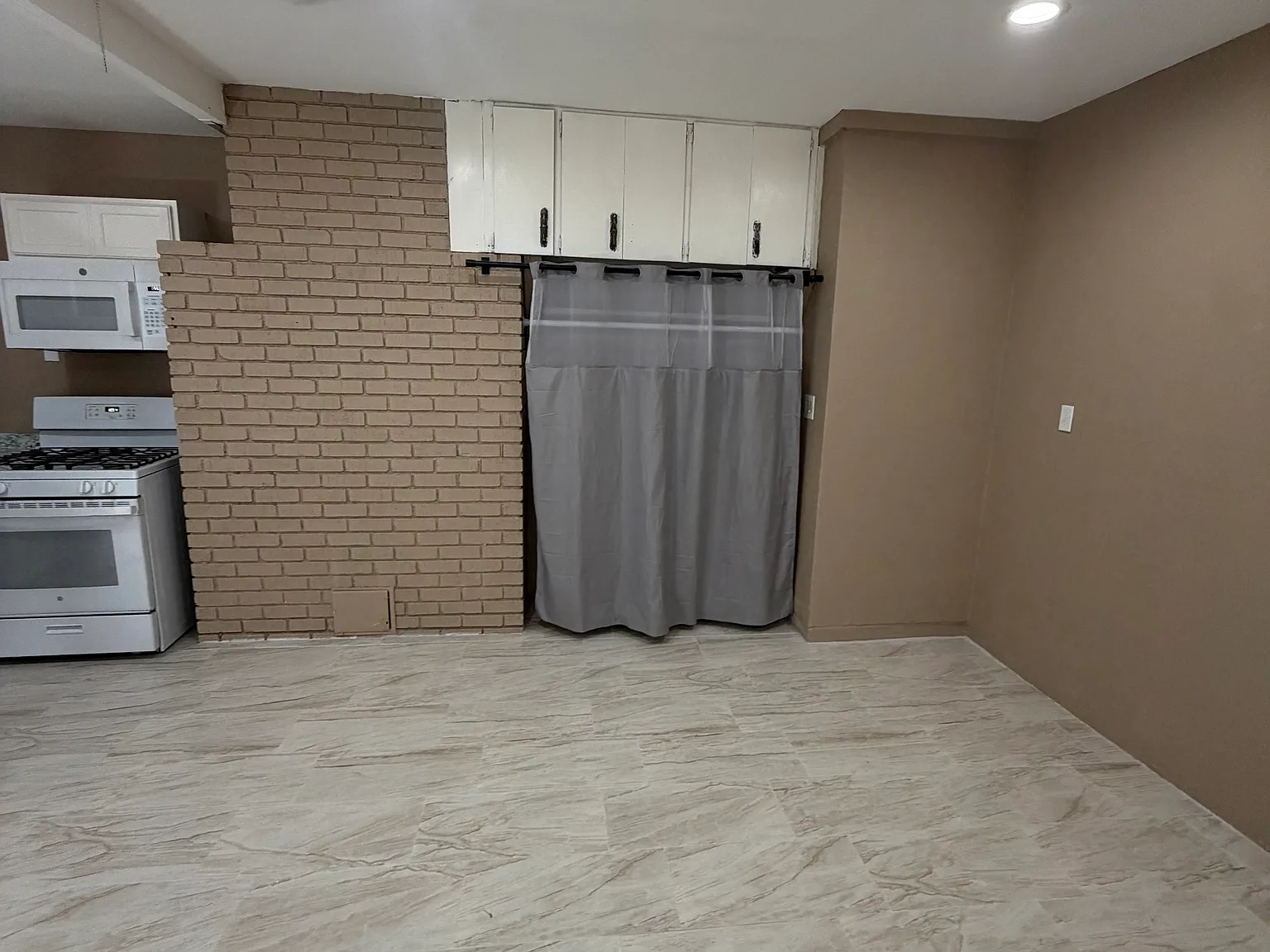 Studio, 700 sqft, $1,700 — Photo 3