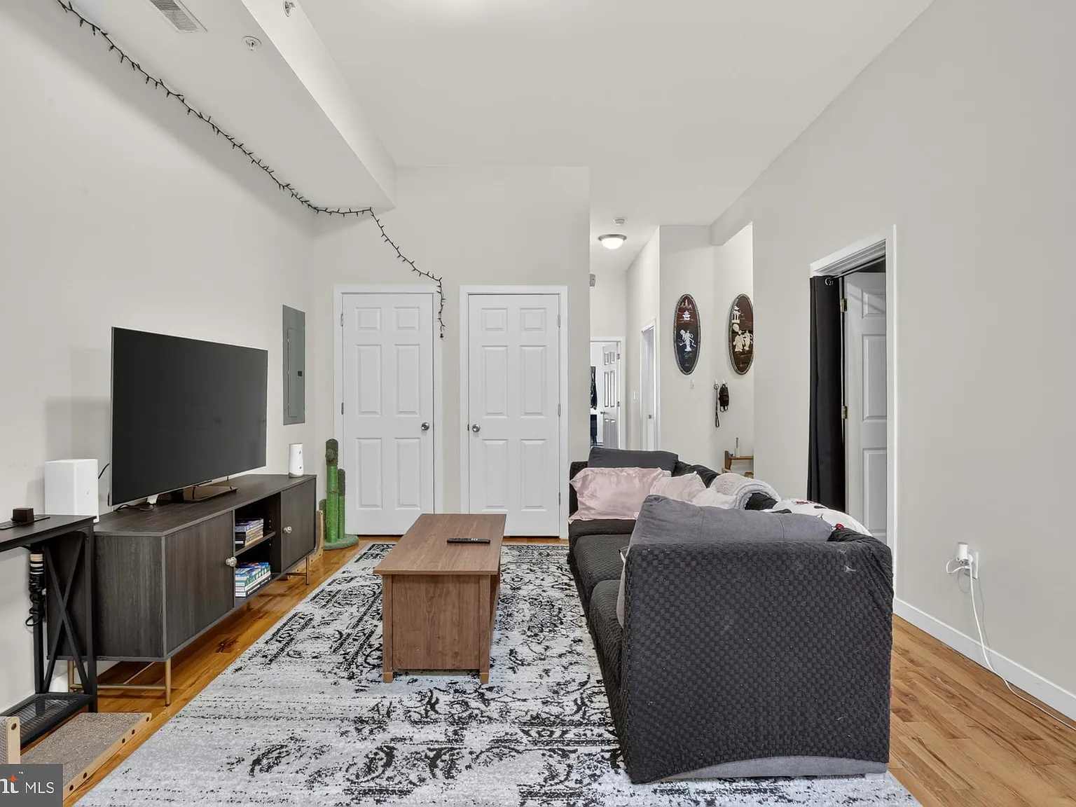 4 bed, 9590 sqft, $1,950 — Photo 3