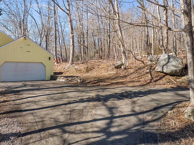 40 Harkness Dr — Photo 32