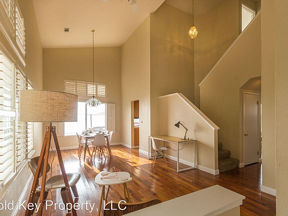 4th image of 121 Wellington Pl #4