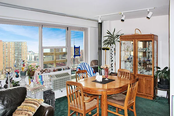 Sold by Thomas Lipovetsky, LREB | media 28