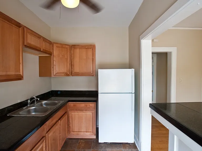 $1085 1 BR, 1 BA Apartment, Heat Included, Free Laundry - 1603 N Van Buren — Photo 16