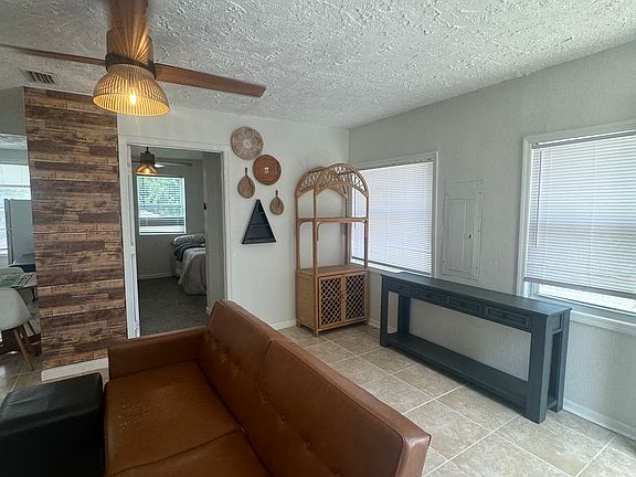 3rd image of 805 19th Ave S #3