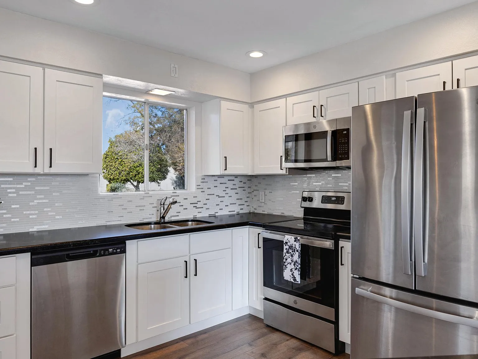 2 bed, 1064 sqft, $1,800 — Photo 2