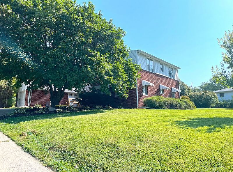 1st image of 105 E Pioneer Ave