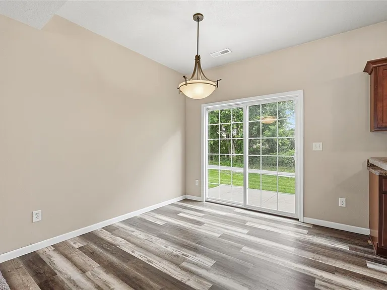 1694 Burr Dr — Photo 2