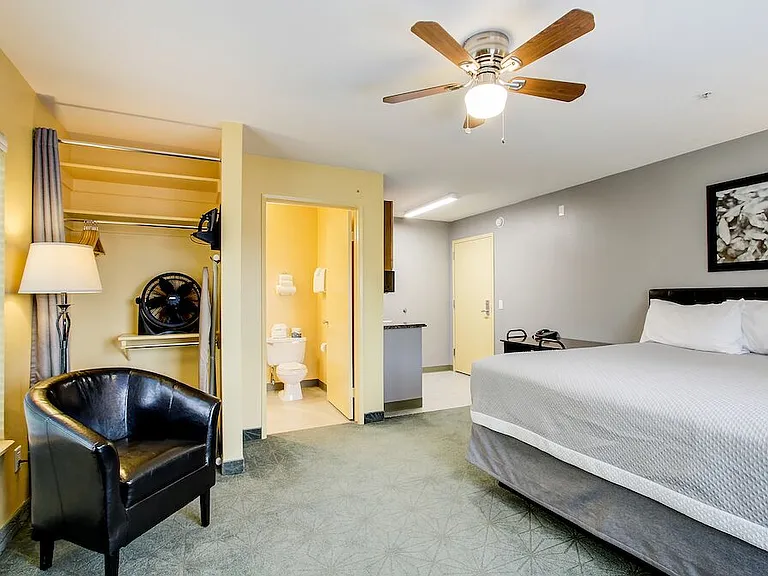 Vermont Inn Apartments — Photo 9