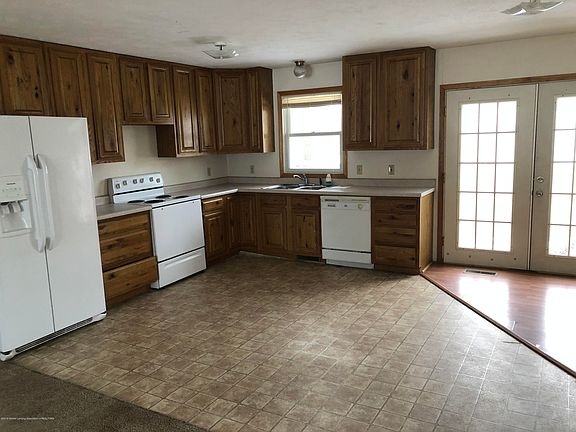 5th image of 139 E 2nd St