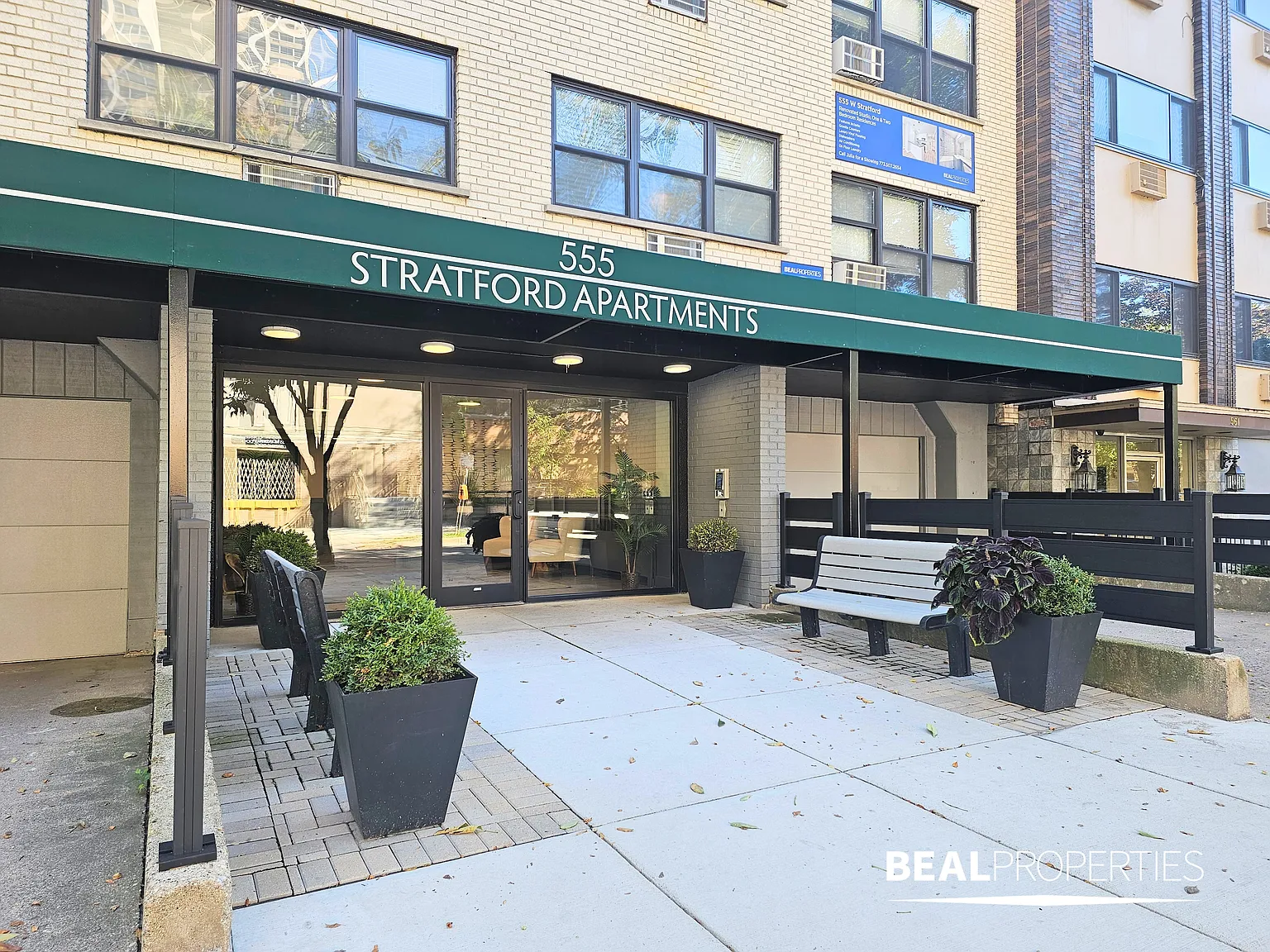 555 W Stratford Place — Photo 2