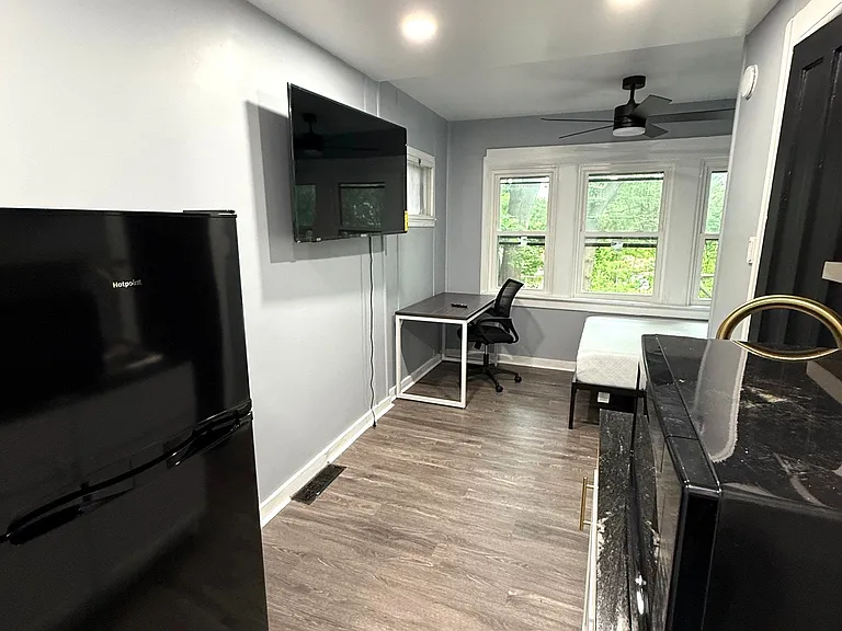 1211 Madison St #4 — Photo 3