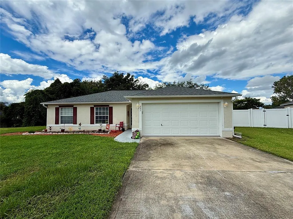 3 bed, 2.0 bath, 1176 sqft, $1,899 — Photo 1