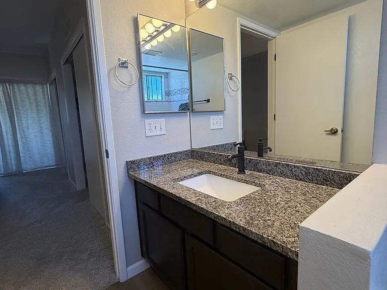 2825 N Adelaide Pl — Photo 14