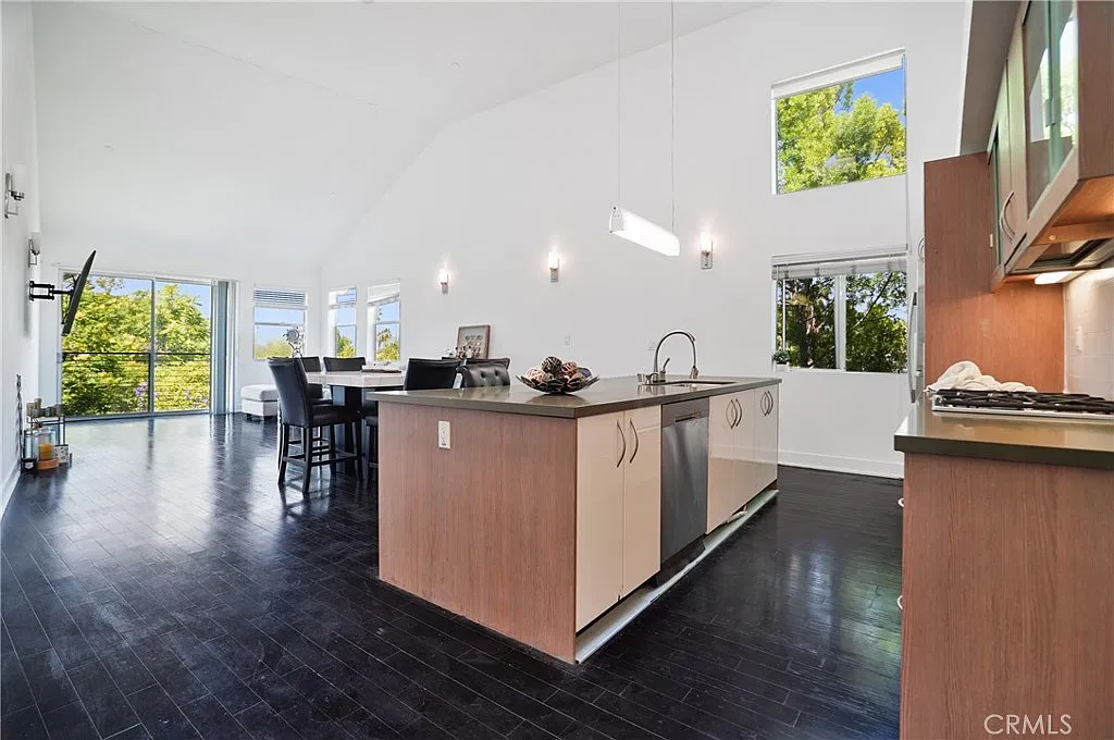 2 bed, 2.5 bath, 1450 sqft, $4,500 — Photo 3