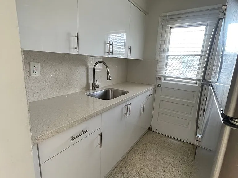 70 SW 30th Ave — Photo 7