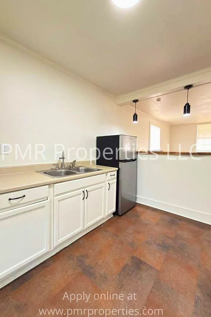 2 Bedroom/ 1 Bathroom House — Photo 2
