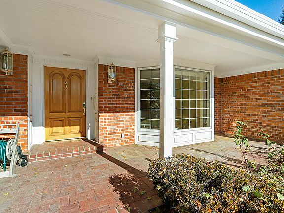 3rd image of 1009 Morina Ct NE