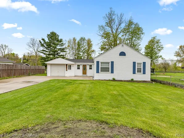 24628 Woodland Dr, Brownstown, MI 48134
