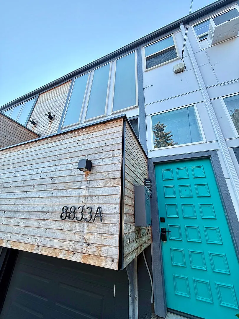 North Seattle 2BR Townhome with Private Garden & Garage — Photo 1