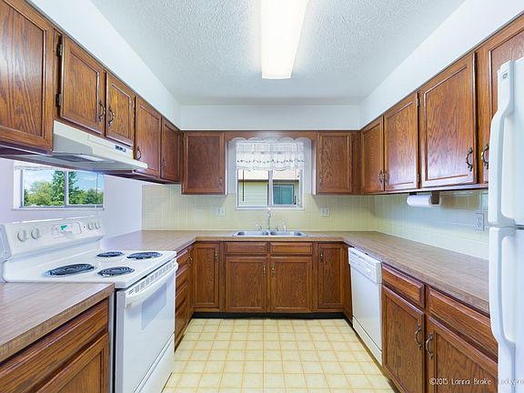 Kitchen with dishwasher, fridge, electric oven, and garbage