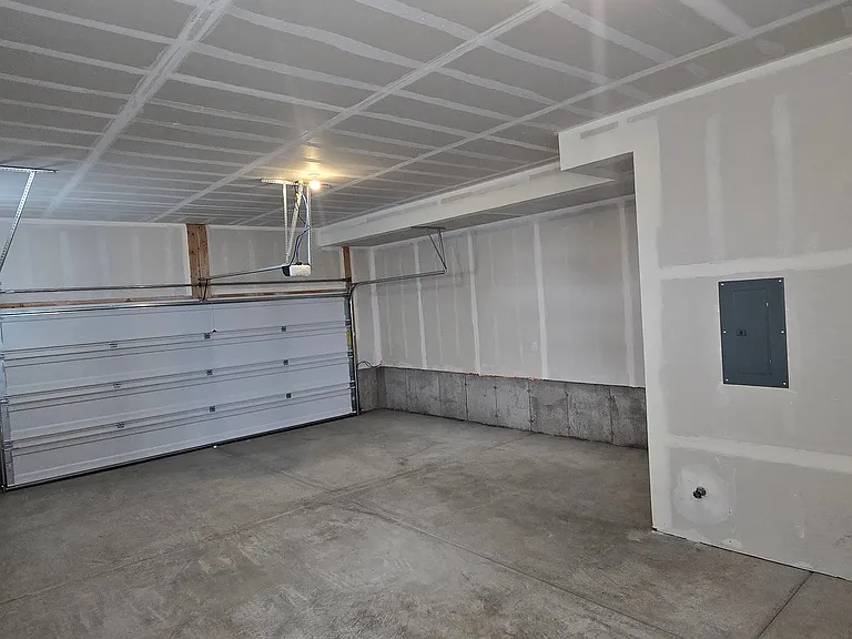684 W Empress St — Photo 3