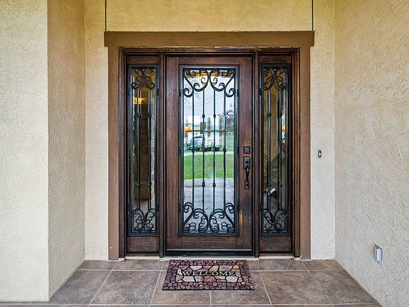 4th image of 402 Shady Oak Dr