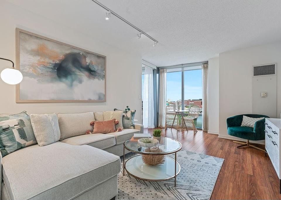 1st image of 600 N Kingsbury St #913