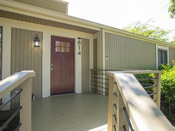 3rd image of 814 Williamsburg West Dr