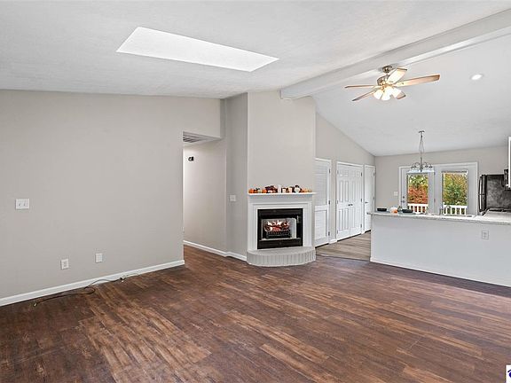 3rd image of 1019 Colonial Dr