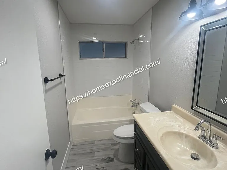339 N Victoria Ave — Photo 5