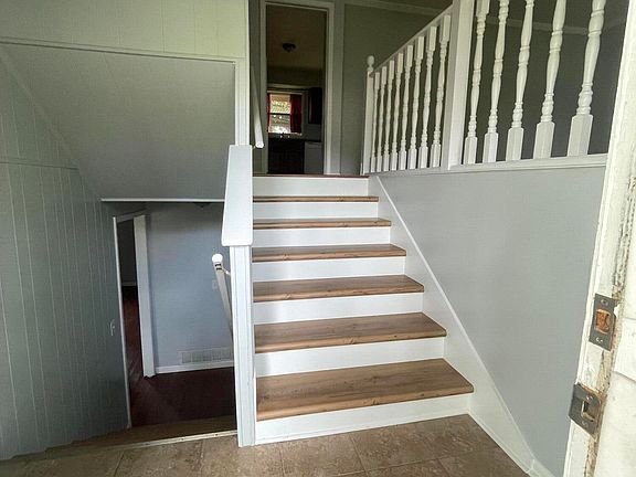 5th image of 302 Green Acres Dr