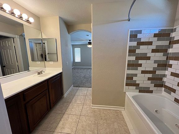 5th image of 2610 Begonia Valley Ave
