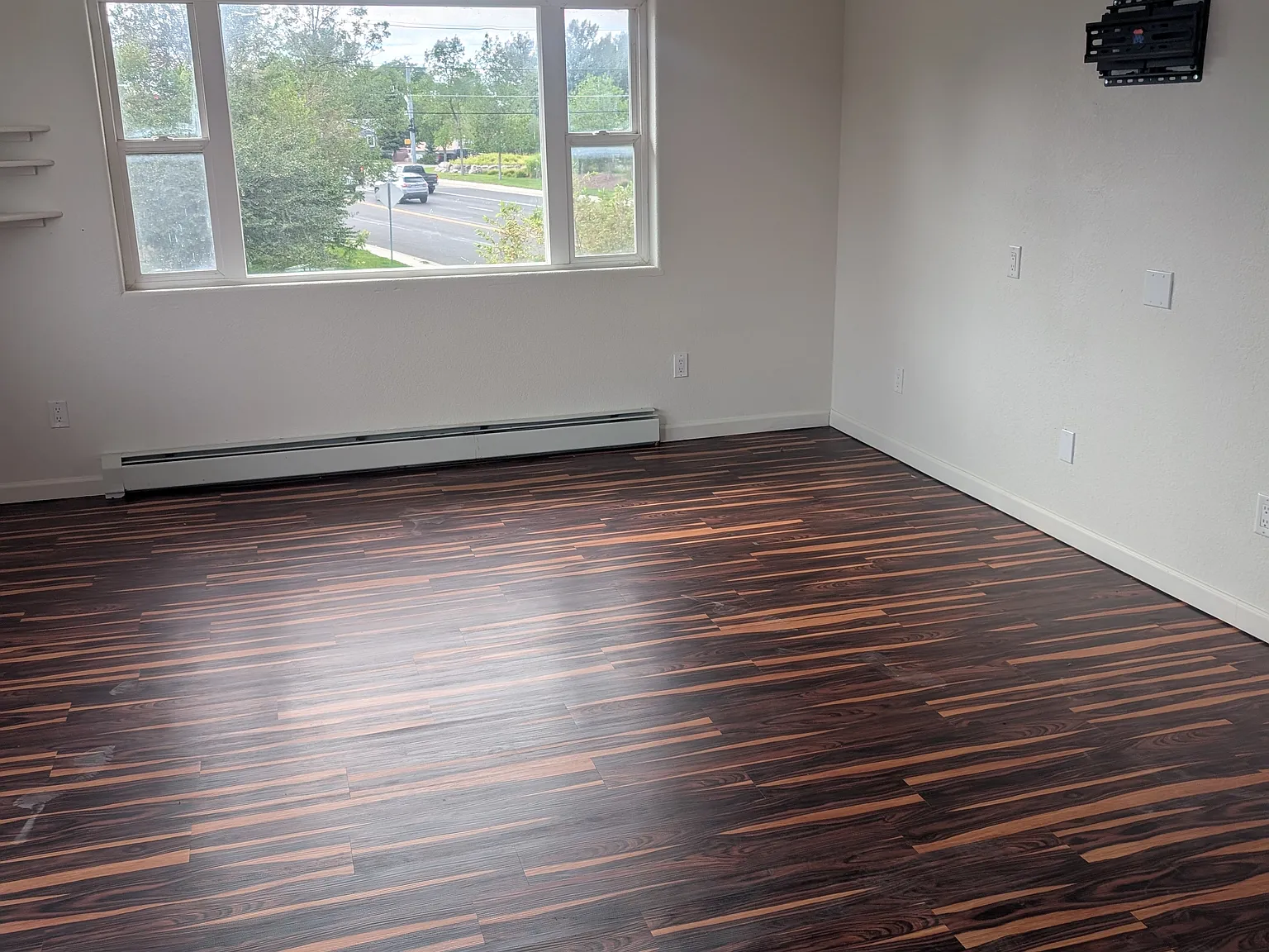 3 bed, 950 sqft, $1,450 — Photo 2