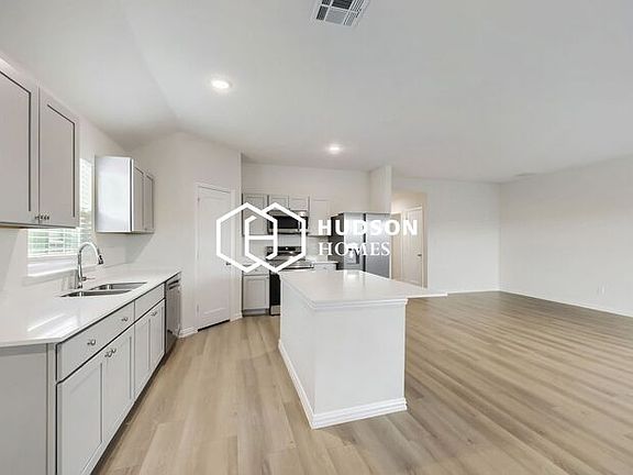 5th image of 422 Rose Ave