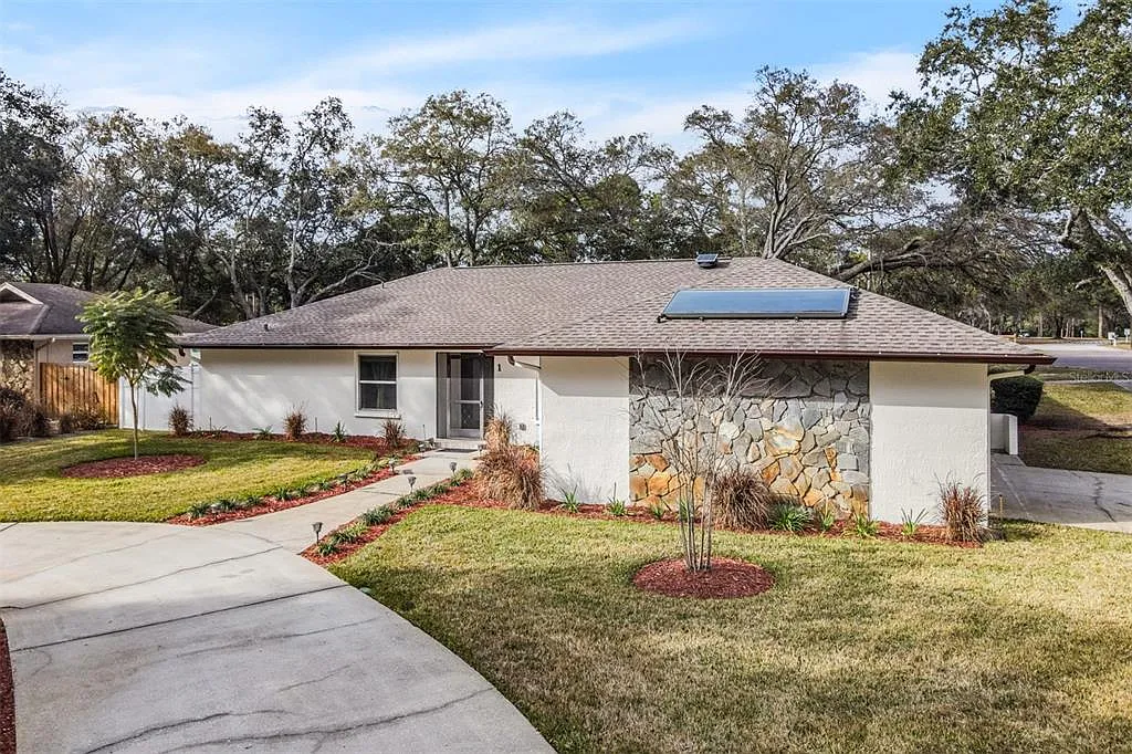 4 bed, 2.0 bath, 2418 sqft, $5,250 — Photo 3