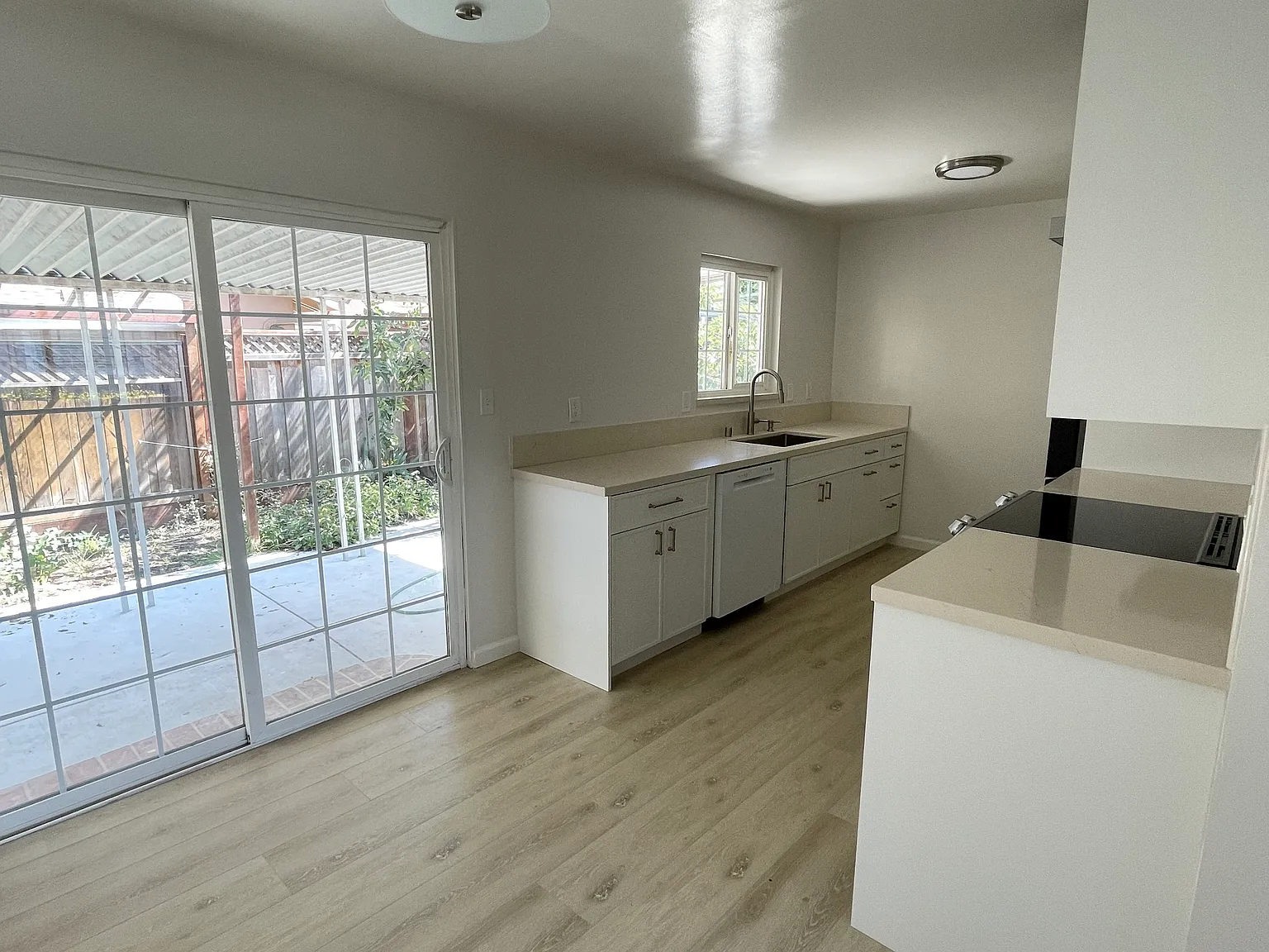3 bed, 1050 sqft, $4,545 — Photo 4