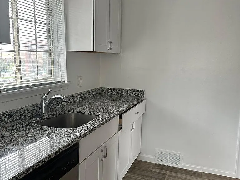 2101 E Maple Rd — Photo 3