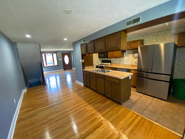 1155 Taylor Dr — Photo 4