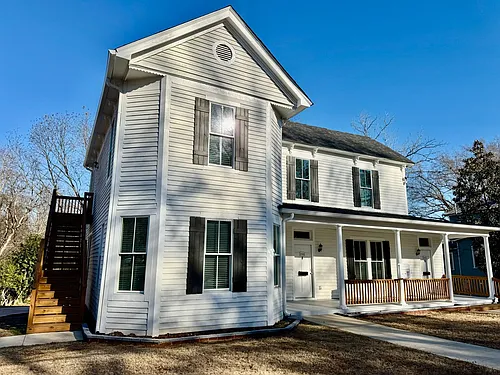 218 College St Photo 1