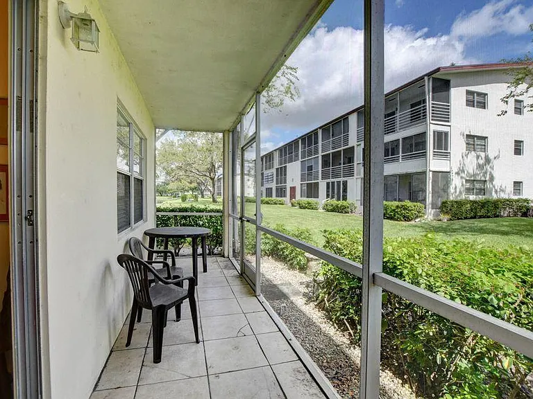 137 Fanshaw #D — Photo 2