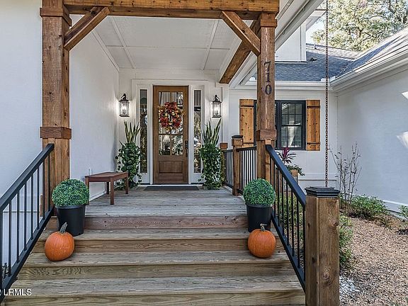 3rd image of 710 Island Cir E