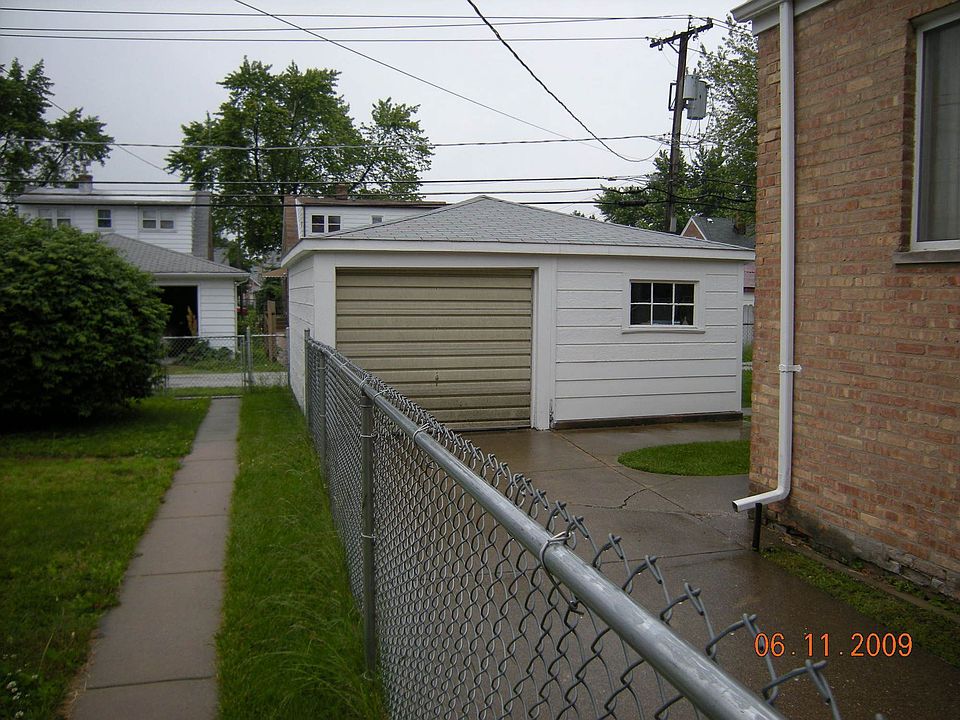 1 plus car garage-freshly painted