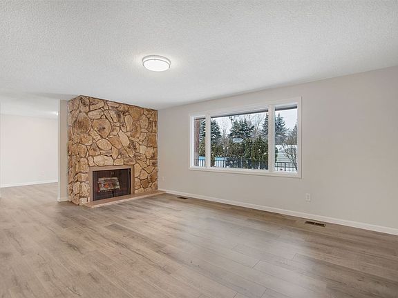 3rd image of 606 W Jay Ave