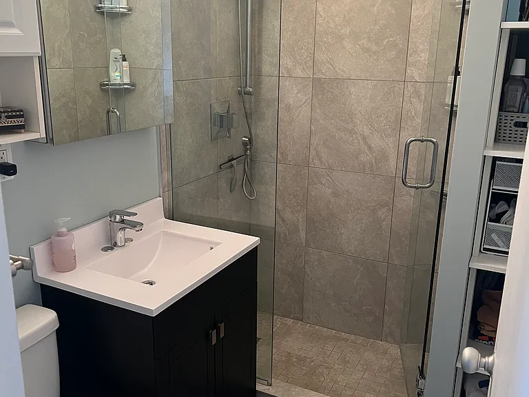 Large bathroom with 2 showerheads and extra storage