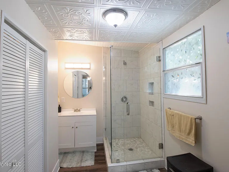 258 Querens Ave — Photo 10