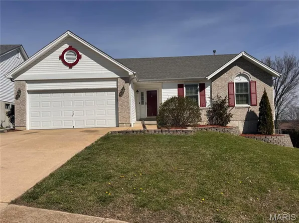 1086 Schumacher Rd, Fenton, MO 63026